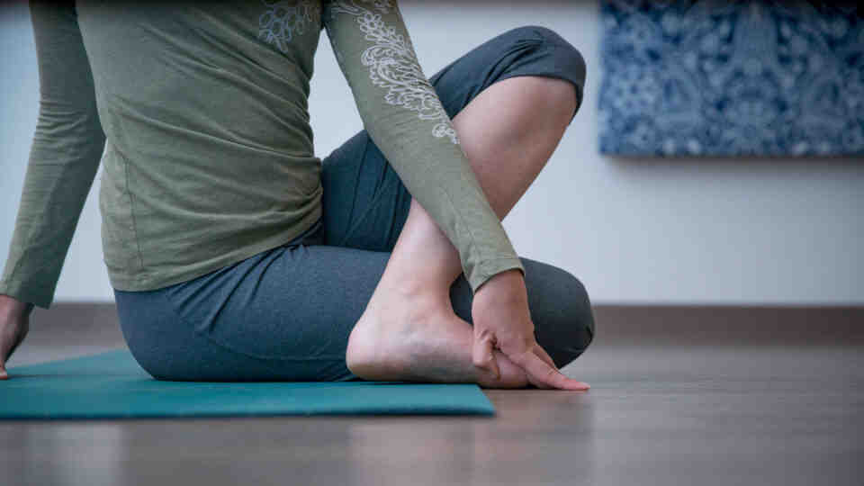 What are the benefits of spinal twist pose?