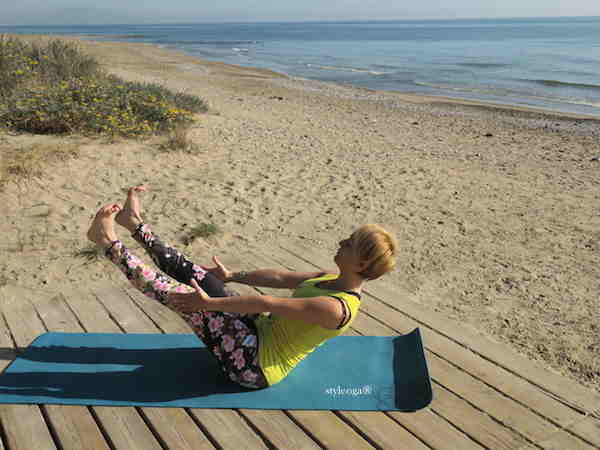 Which body positioning is a common error in the boat pose?
